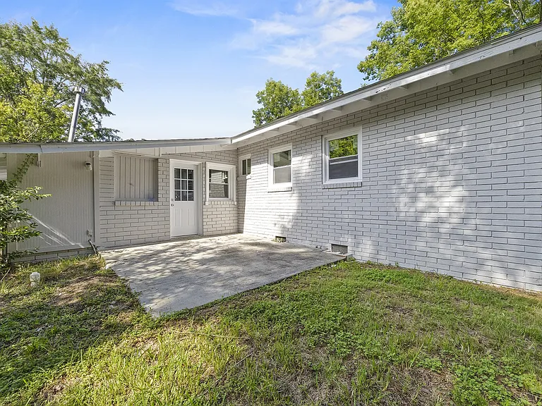 4009 Lindwood Dr — Photo 6