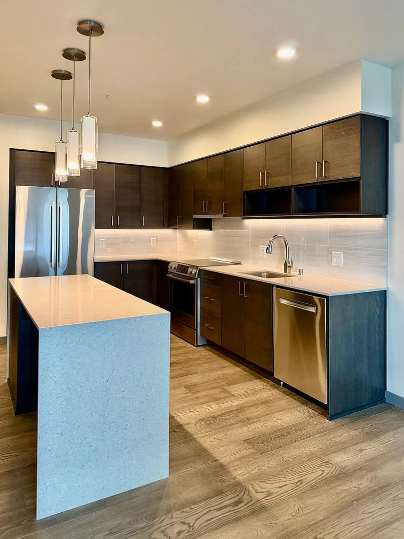 1 Bed + Den / 2 Bath Totem Lake Condo in Kirkland $2,595/month — Photo 4