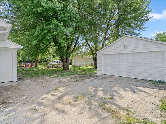 3rd image of 3833 Brumbaugh Blvd