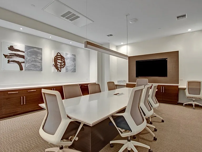 Fiona Meeting Room: A Contemporary Space for Productive Meetings
