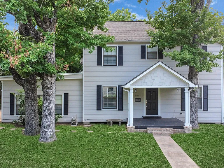 901 N Jones St — Photo 1