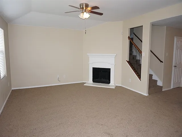 429 Grant Ln — Photo 5