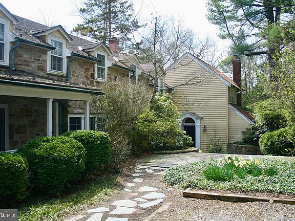 4th image of 1231 Clarks Valley Rd