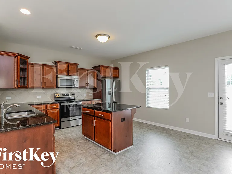 812 Southridge Dr — Photo 5