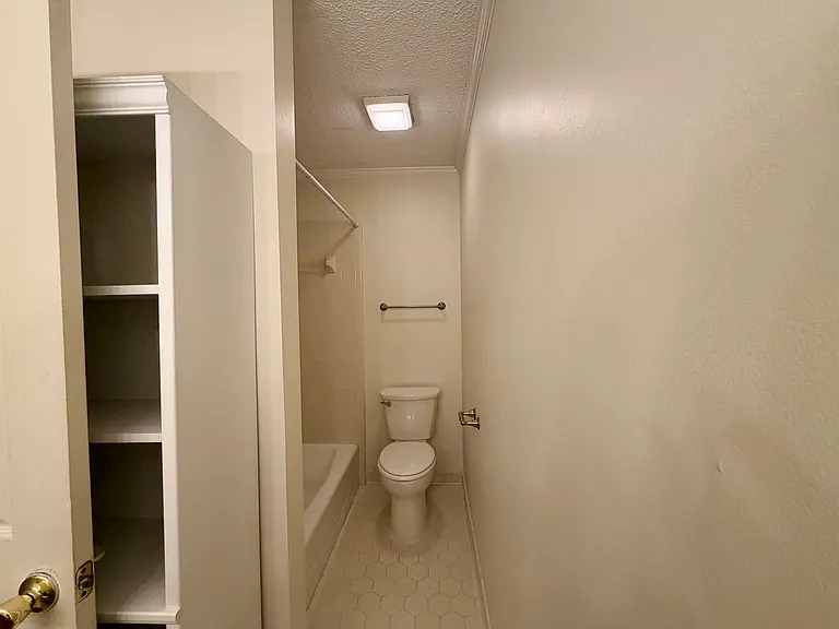 741 Henderson St — Photo 15