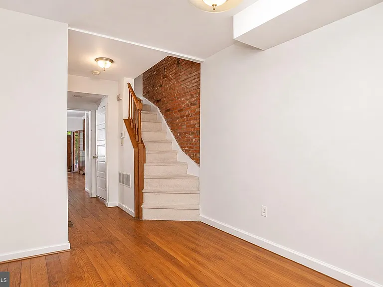 115 E West St — Photo 6