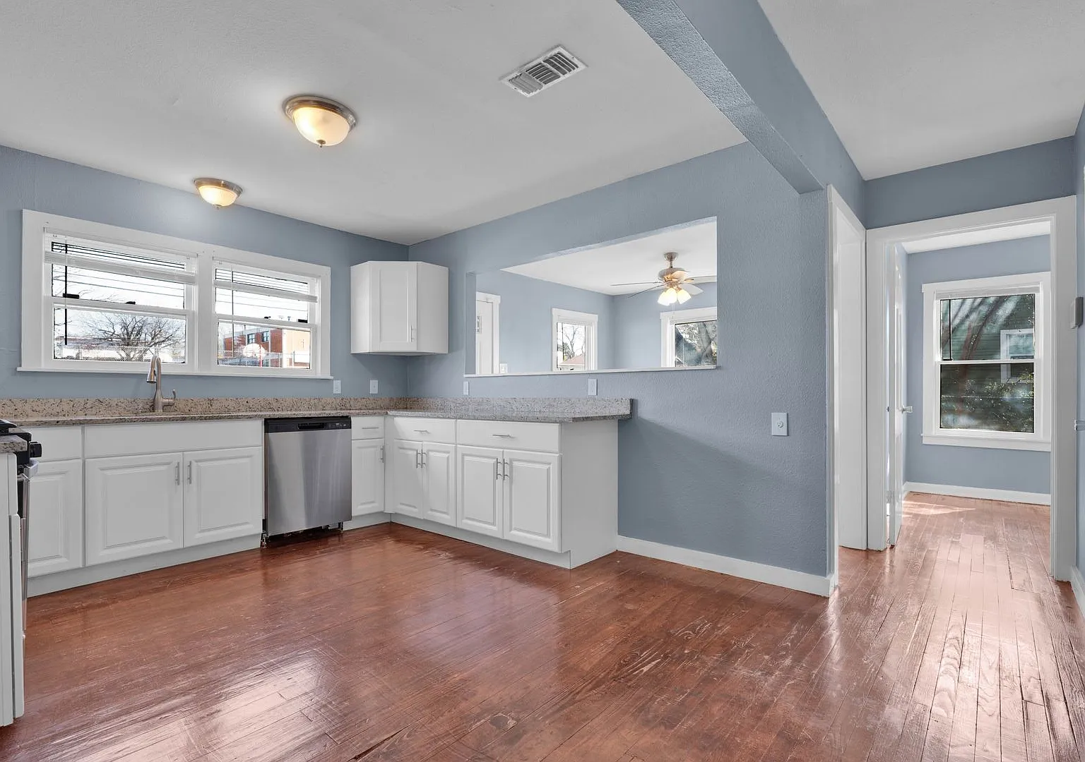Cozy 3 Bed 2 Bath- Newly Renovated Home in Downtown San Antonio! — Photo 2