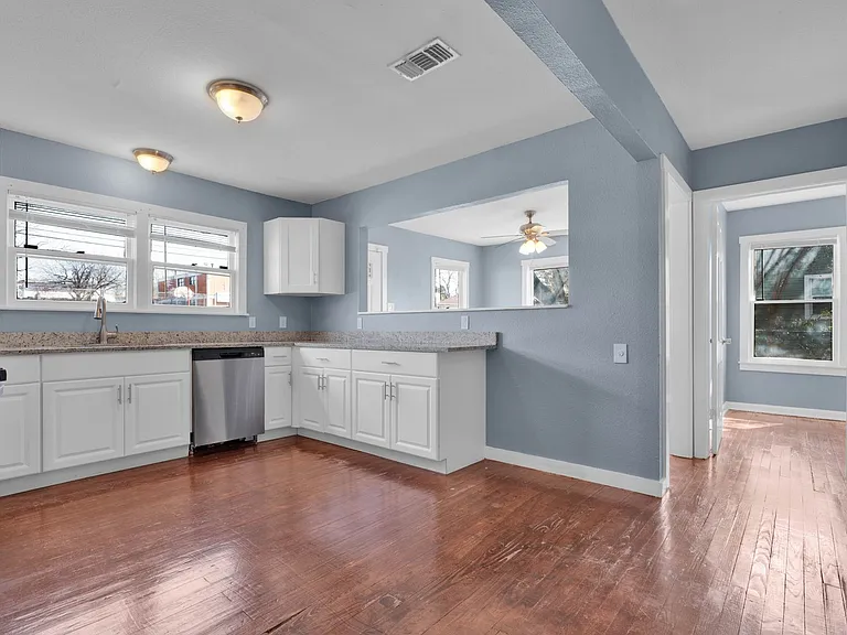 120 Bank St — Photo 2