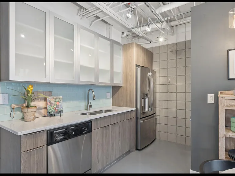 360 W Broadway #403 — Photo 5