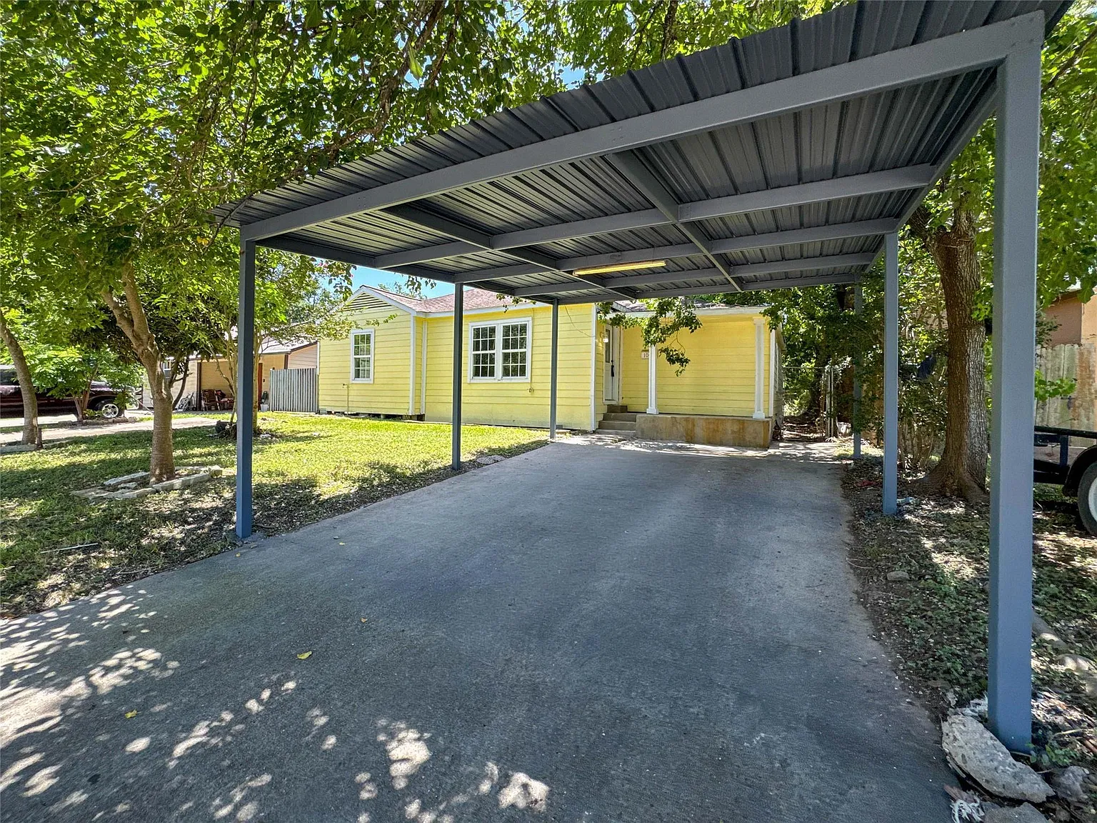 5 bed, 2.0 bath, 1952 sqft, $2,400 — Photo 1