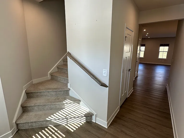 221 Pryor Dr — Photo 3