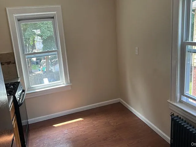 3 bed, 1.0 bath, 900 sqft, $3,100 — Photo 3