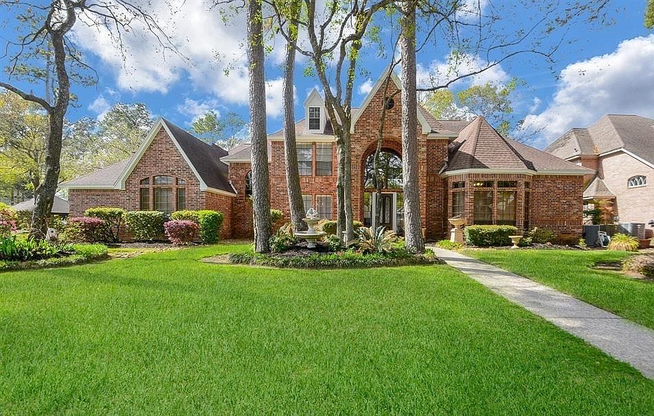 Spectacular estate home situated on an prestigious corner lot in desirable Champions Centre Estates! A beautiful stone walkway leading to this majestic beauty is sure to greet your guests in style.