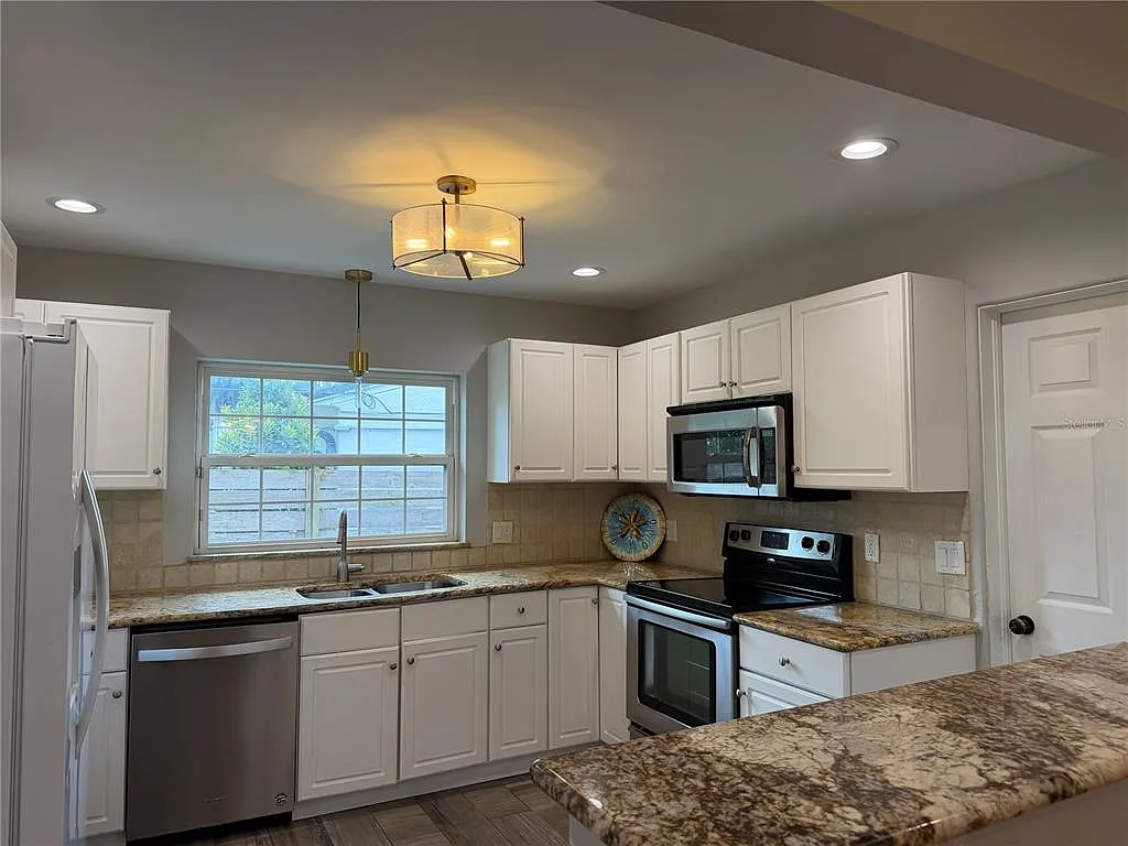 3 bed, 2.0 bath, 1302 sqft, $2,500 — Photo 4