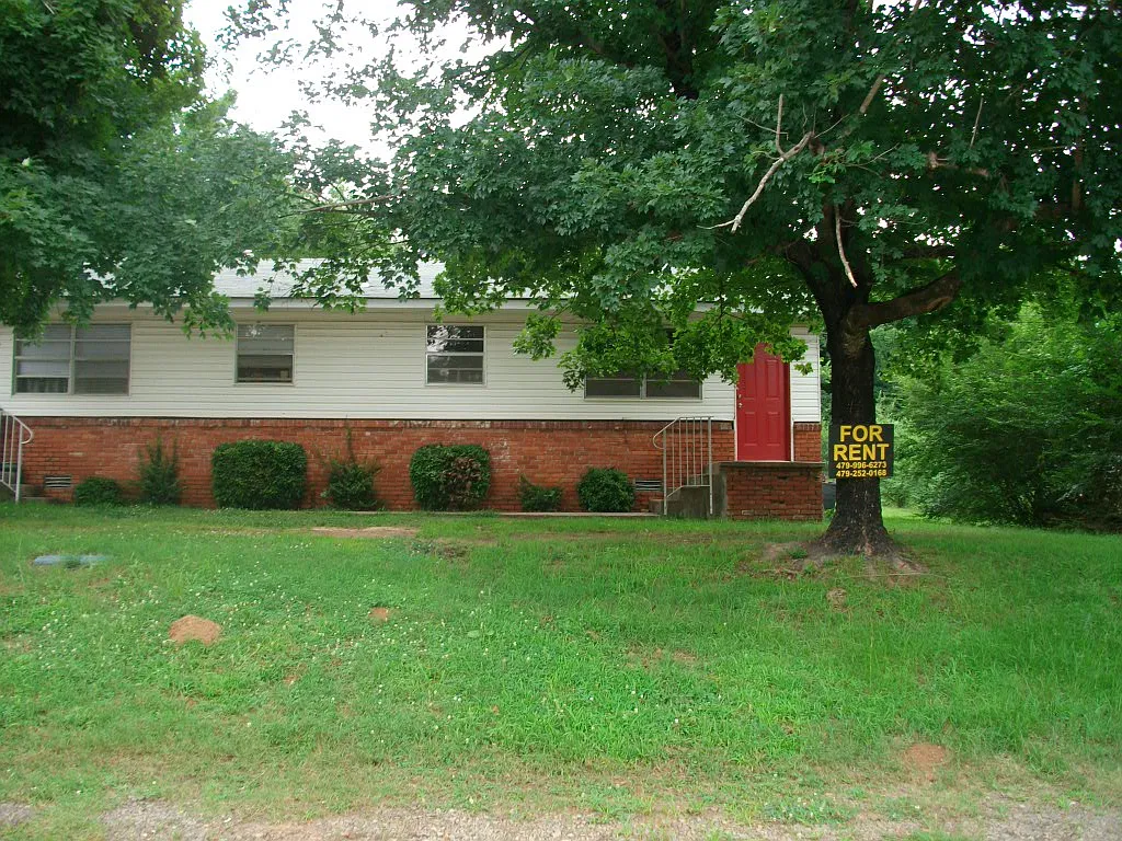 2 bed, 890 sqft, $750 — Photo 1