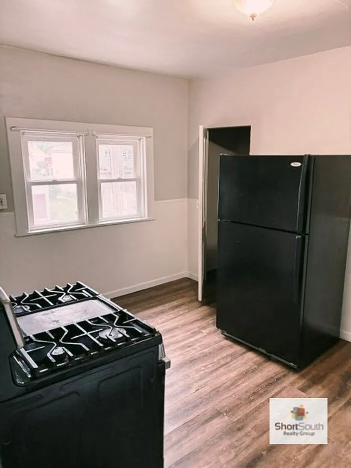 3 bed, 1.0 bath, 900 sqft, $1,300 — Photo 2