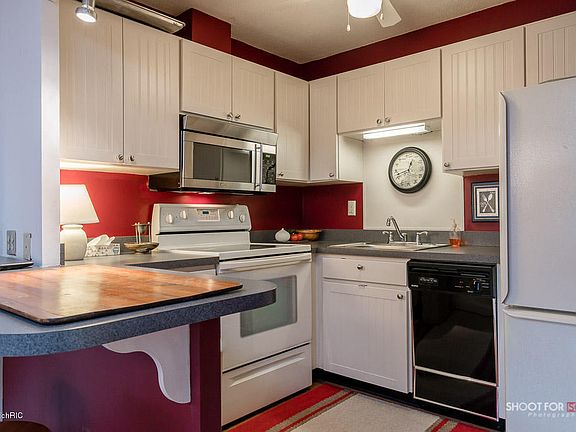 3rd image of 1249 Lakeshore Dr #128
