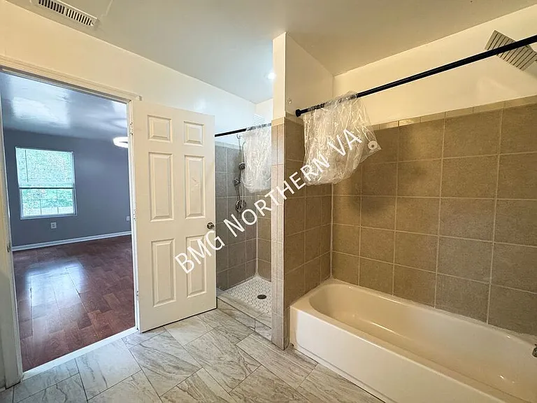 158 Baker St — Photo 17