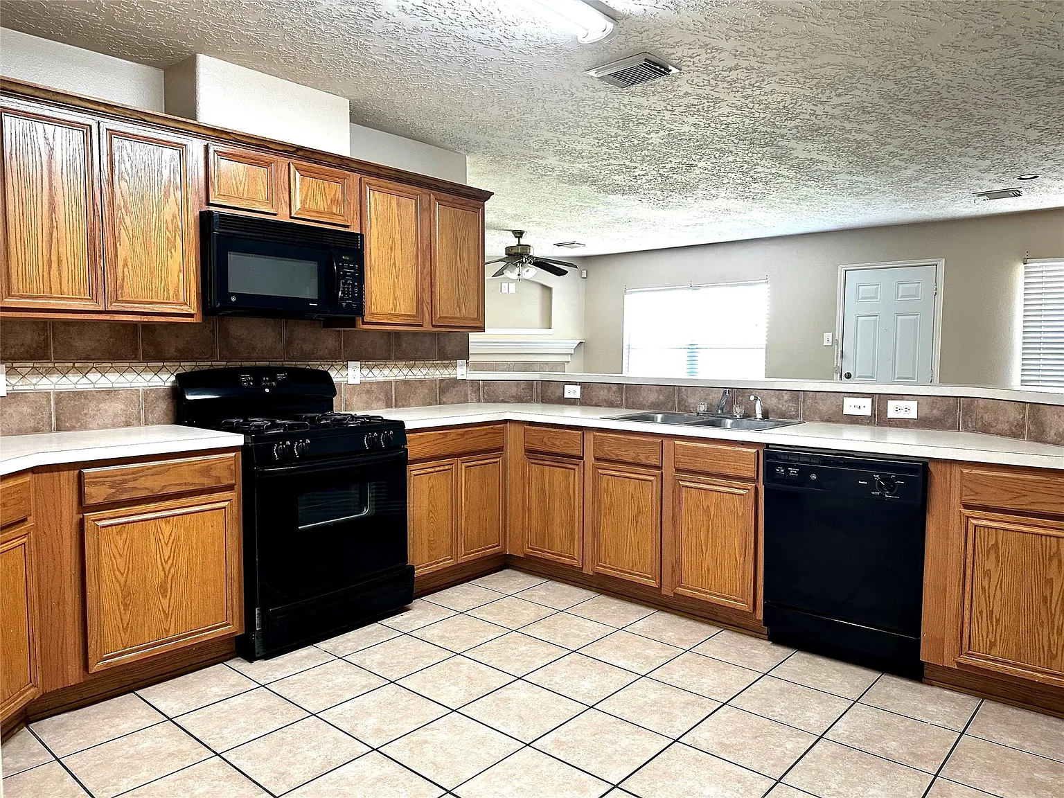 3 bed, 2.0 bath, 1822 sqft, $1,825 — Photo 3