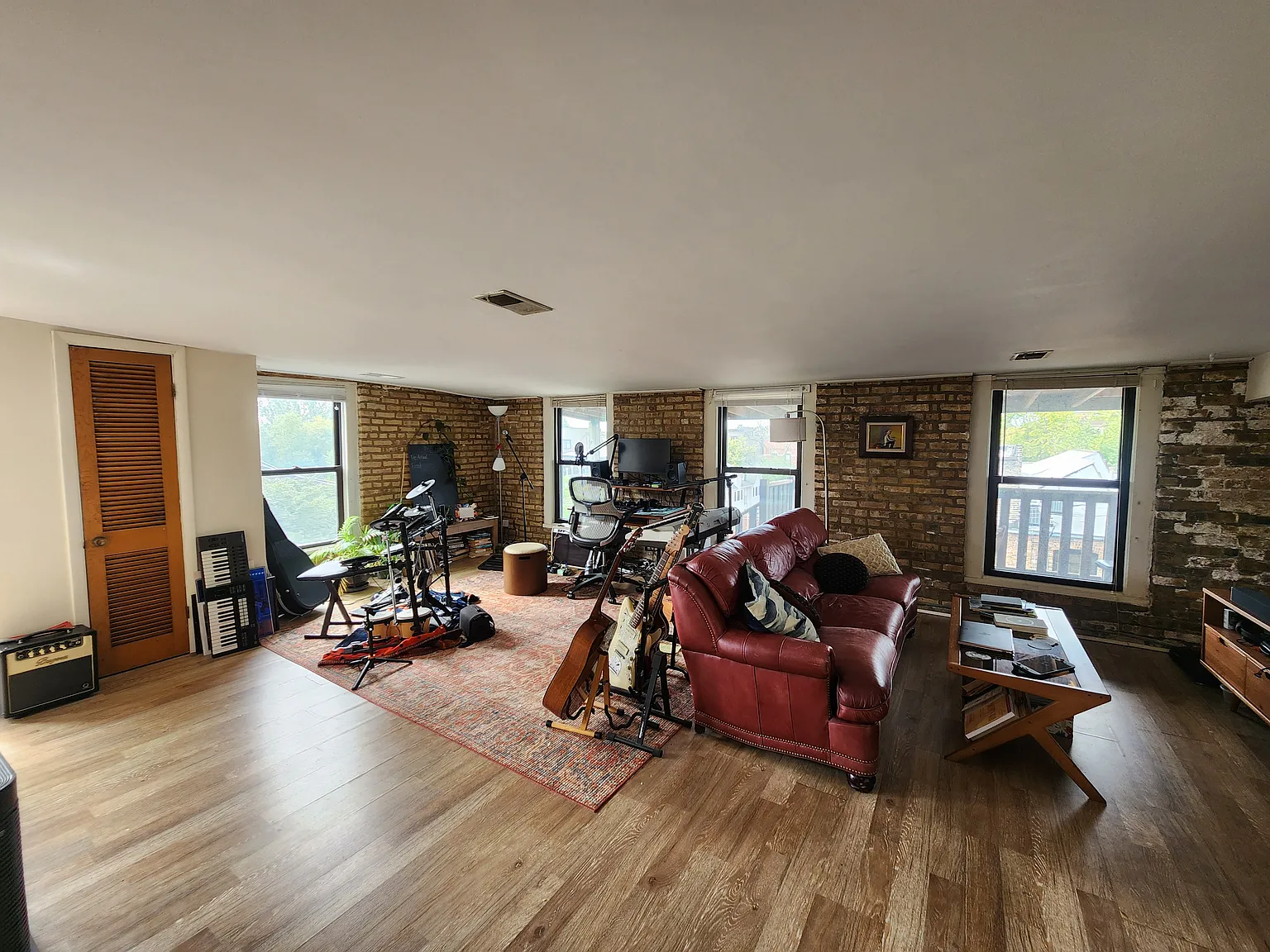 Studio, 700 sqft, $1,700 — Photo 4