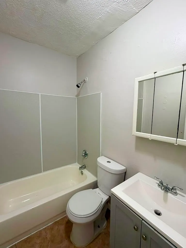 2 bed, 1069 sqft, $995 — Photo 3