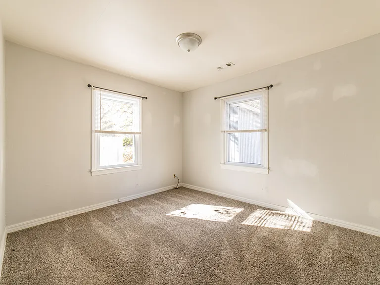 717 NW A St — Photo 12
