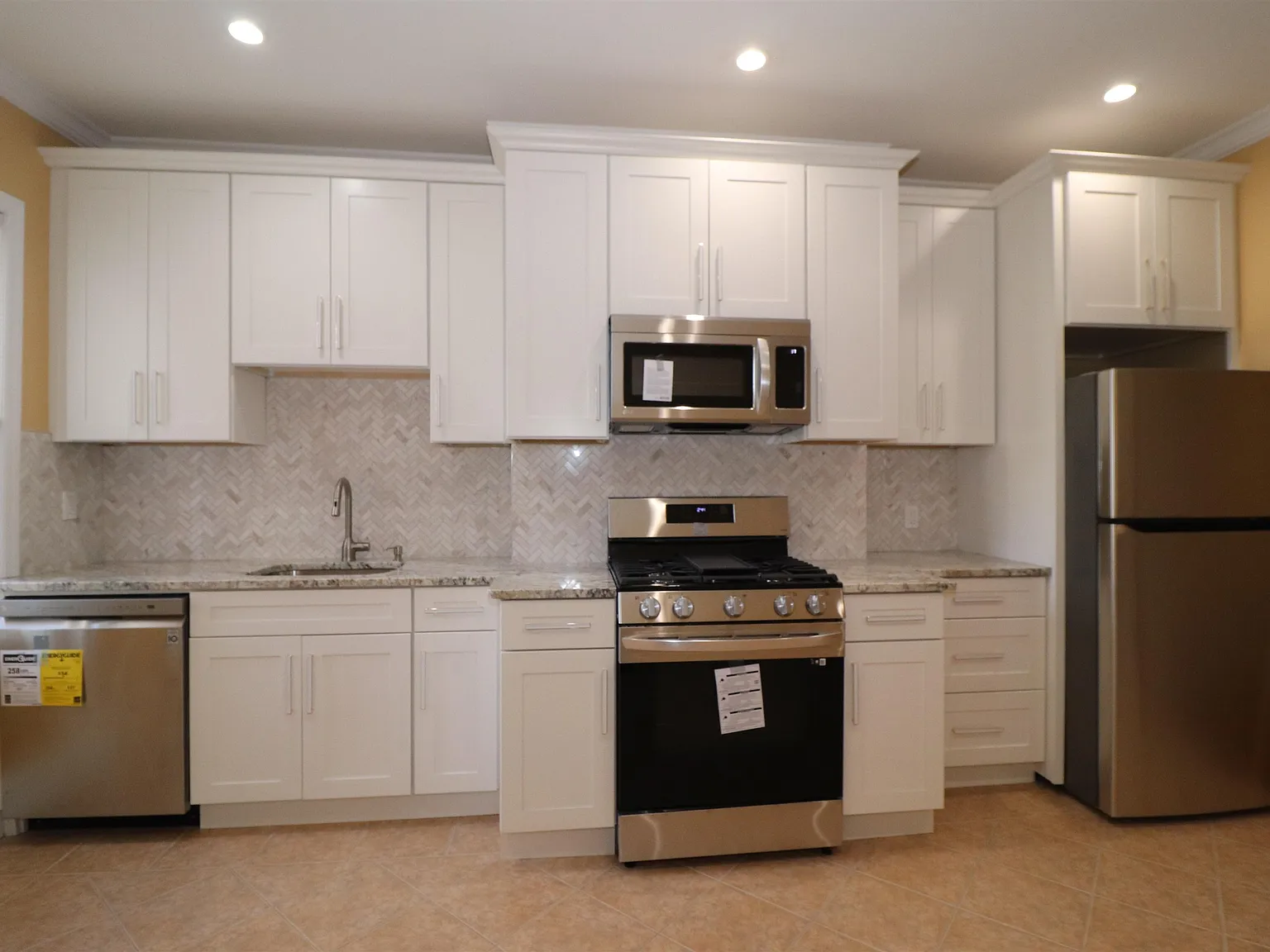 1 bed, 1.0 bath, $2,330 — Photo 2