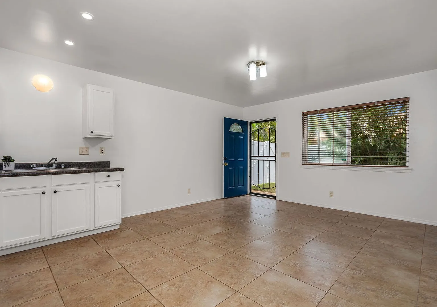Unfurnished, 1 Bedroom/1 Bath, Ohana — Photo 3