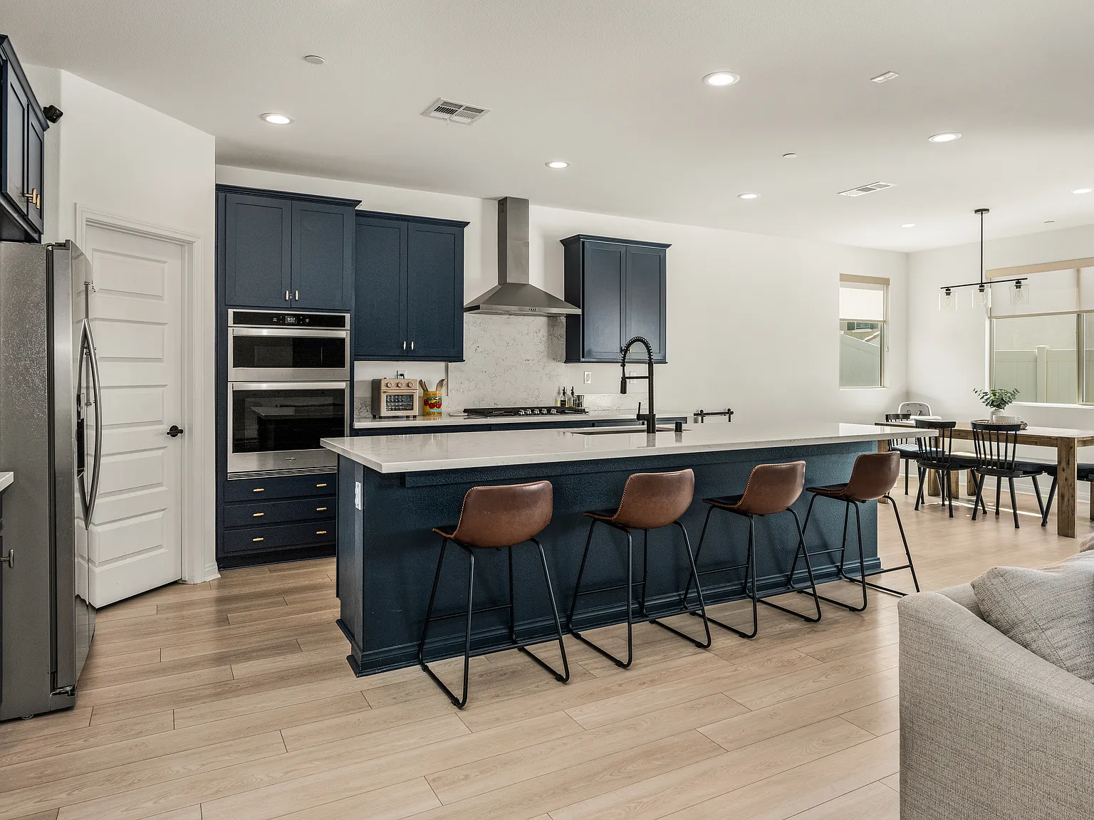 3 bed, 2.5 bath, 2307 sqft, $3,800 — Photo 1