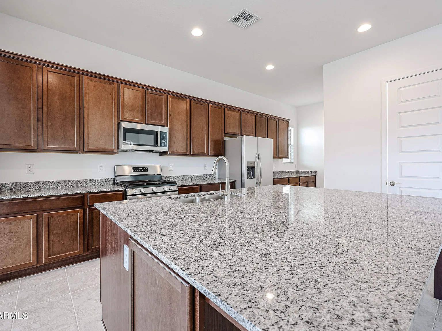 3 bed, 2.5 bath, 2691 sqft, $2,800 — Photo 2