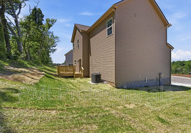 408 Legions Ct — Photo 26