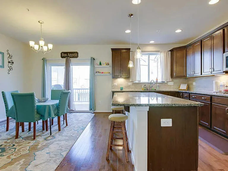 517 Pebblebrook Ln — Photo 1