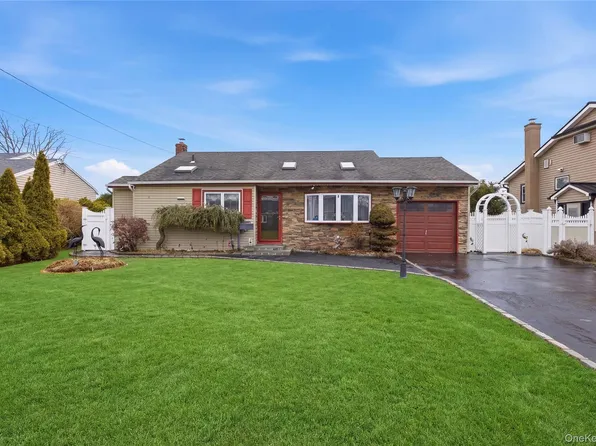 831 N Erie Avenue, Lindenhurst, NY 11757