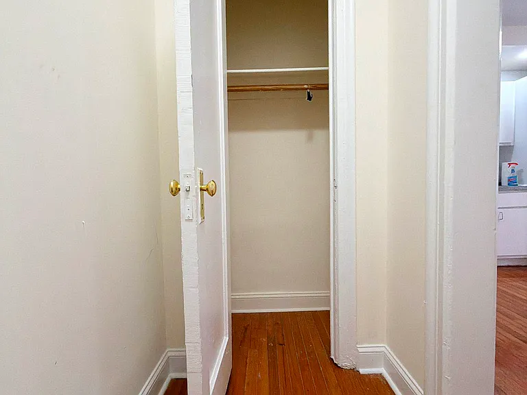 520 Isham St #1 — Photo 5