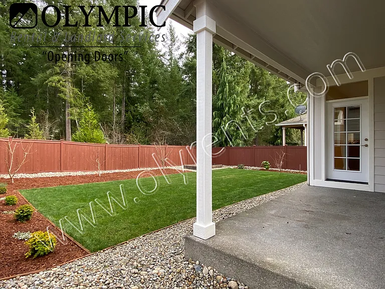 Covered patio & backyard