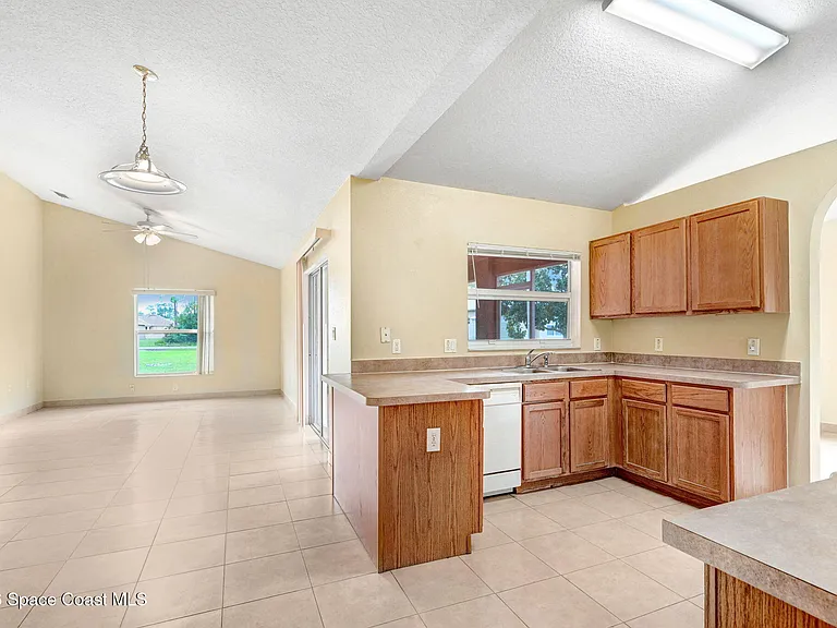 1416 Martinez St SE — Photo 9