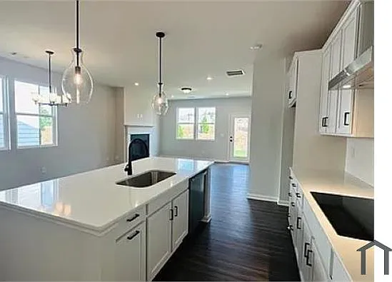 4 bed, 2350 sqft, $2,810 — Photo 3