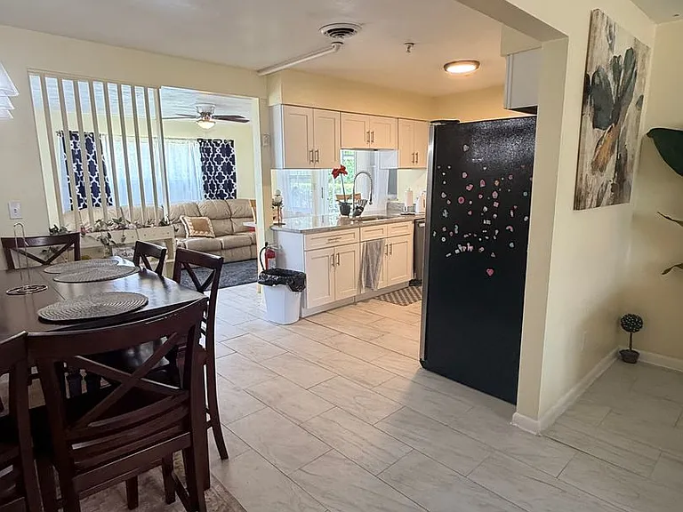 385 E Wildmere Ave — Photo 18