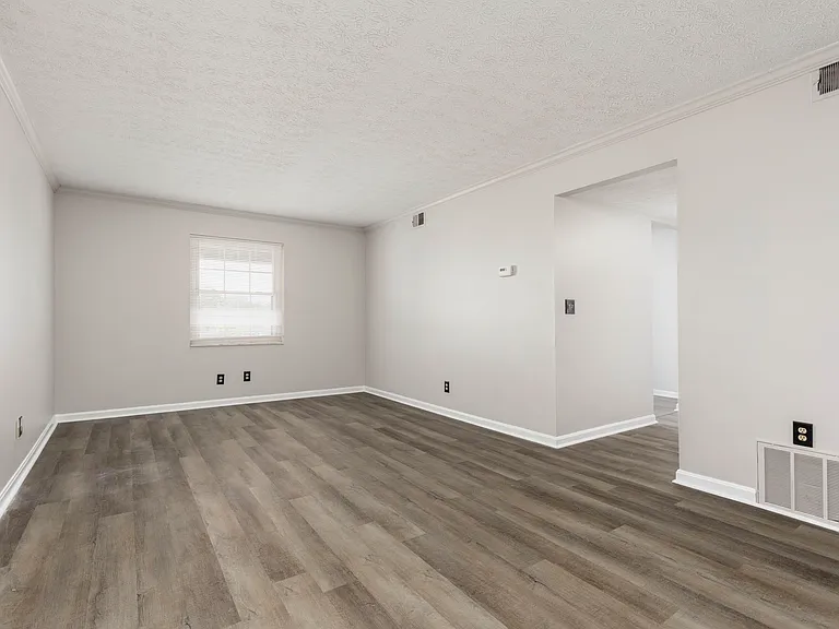 7400 Six Mile Ln — Photo 3