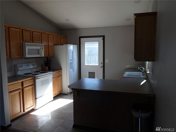3rd image of 797 Lincoln Ave E