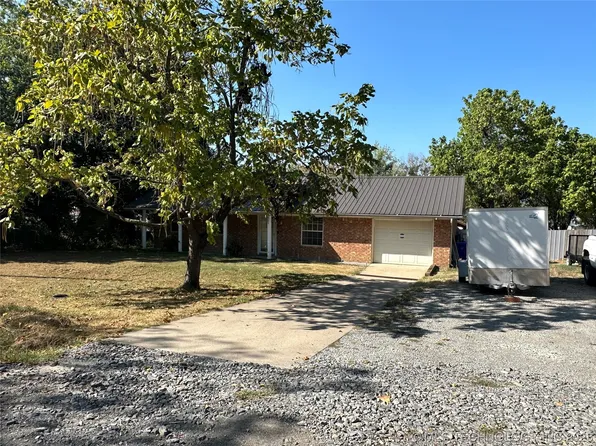 803 6th St, Haileyville, OK 74546