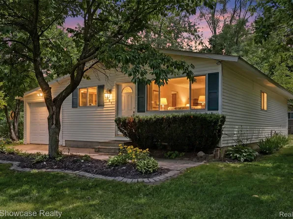 801 Farnsworth Rd, White Lake, MI 48386