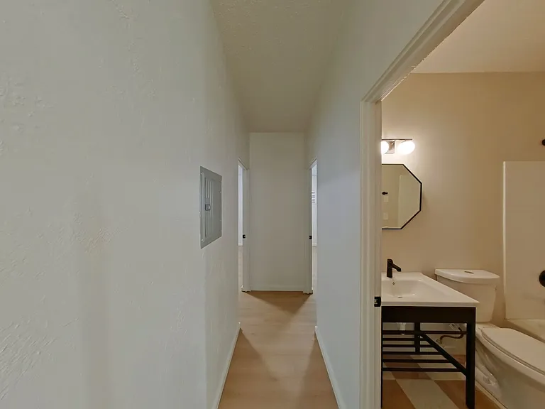 University Manor - Newly Renovated Units just a short walk from Campus! — Photo 29