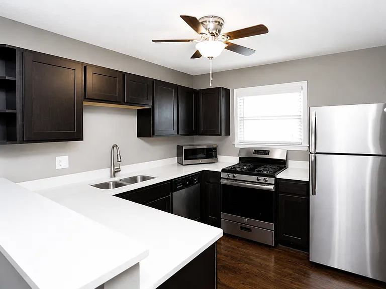 Warwick Court Townhomes — Photo 10