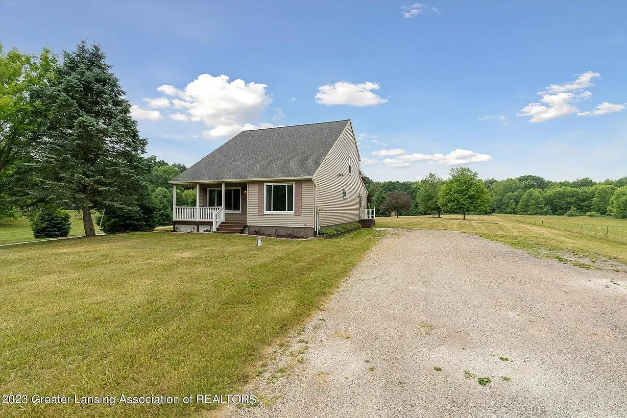 3 bed, 2.5 bath, 2325 sqft, $2,695 — Photo 3