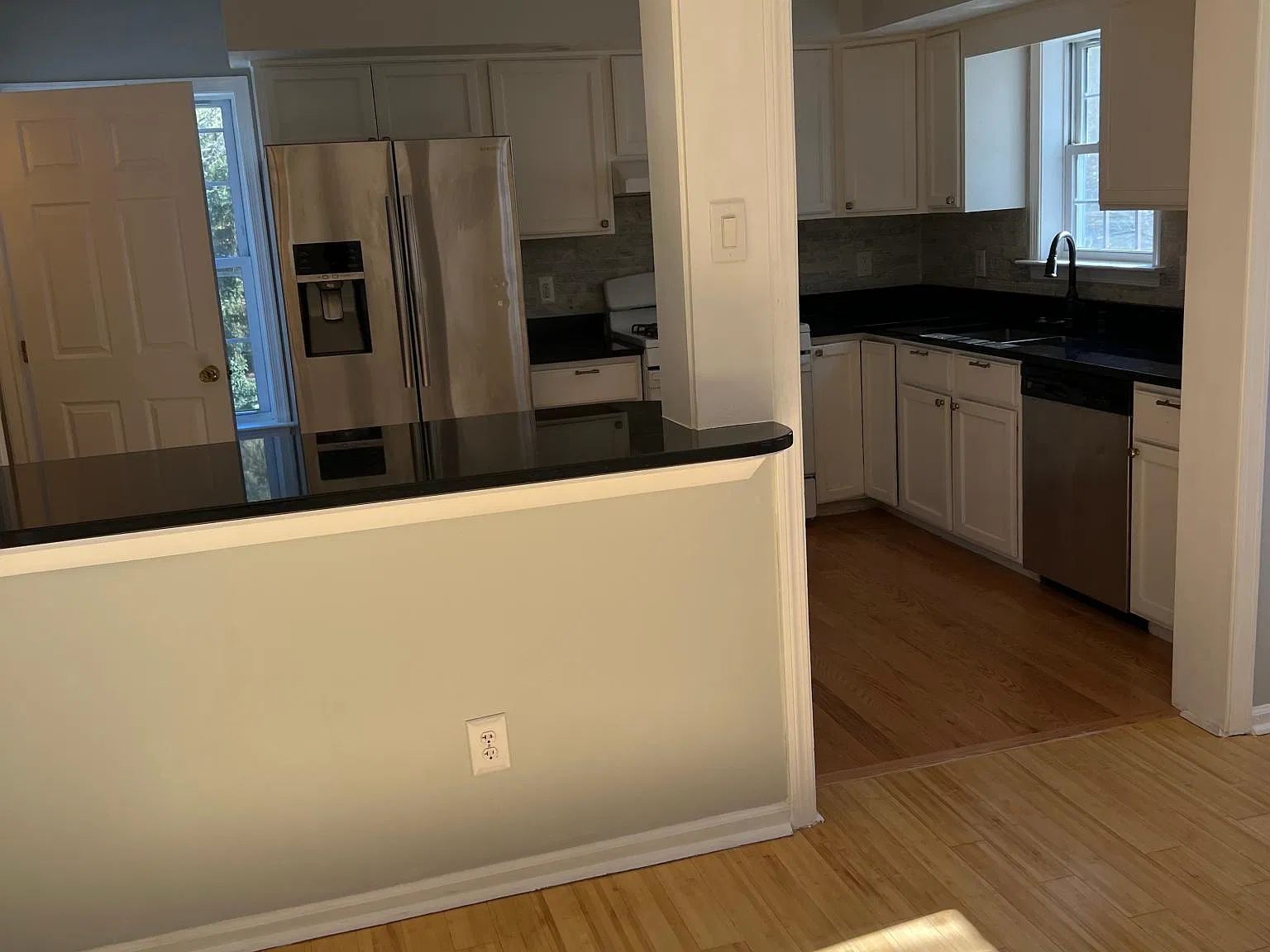 5 bed, 3.5 bath, 1560 sqft, $4,700 — Photo 2