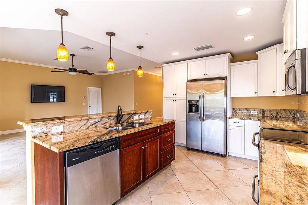 3 bed, 2.0 bath, 1742 sqft, $2,000 — Photo 3