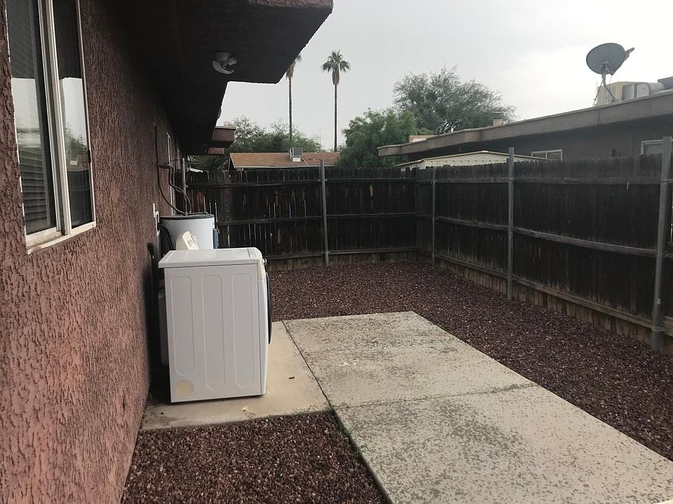 Fenced yard1B-A599-77FF88B303B0_08112021