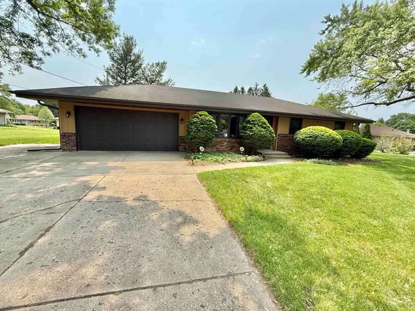 647 Poppy Dr, Machesney Park, IL 61115