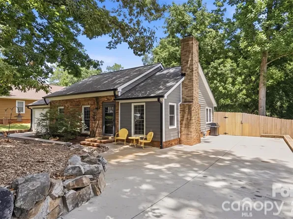 7112 Walterboro Rd, Charlotte, NC 28227